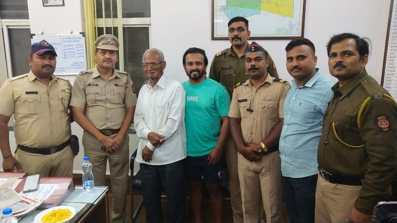 अपने पिता और पुलिस कर्मियों के साथ केदार जाधव